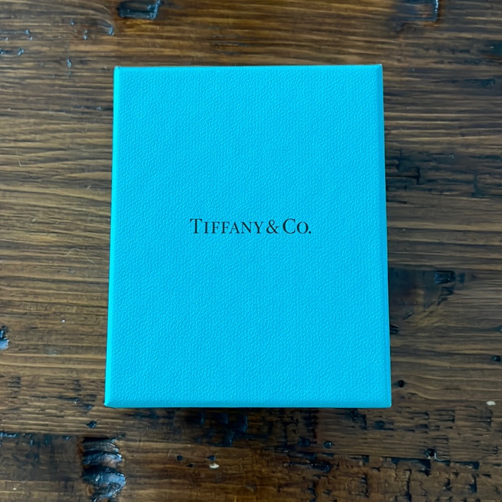 Beautiful brand new and never worn necklace.